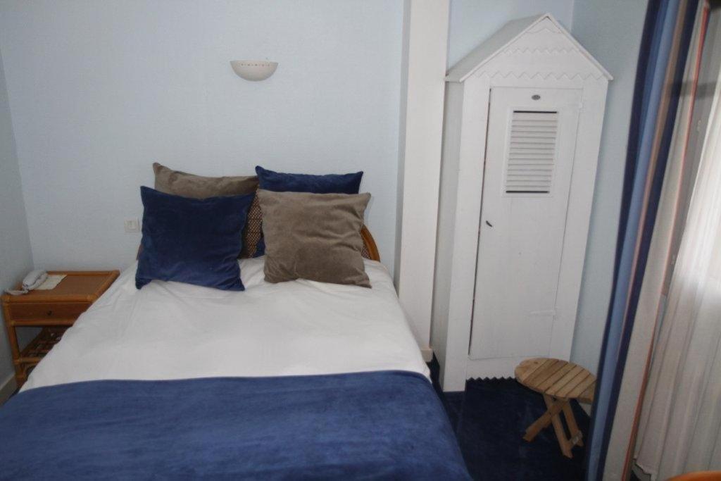 Hotel Le Suroit Perros-Guirec Room photo